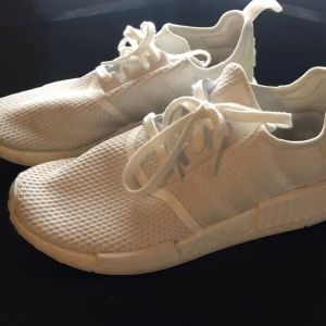 ADIDAS NMD - Säljer mina vita adidas nmd, endast använda några gånger då dem var för små men annars väldigt bra skick.