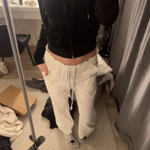 Linnebyxor - jag säljer nu mina linnebyxor från light in the box, då dom va för korta för mig. Har använt max 3 gånger och är i väldigt fint skick. Jag är 175 och skulle nog passa på 168 och neråt. Hör av dig vid intresse❤️