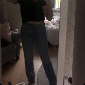 Blåa jeans från Bik Bok, storlek waist 29 lenght 34💙 Passar mig perfekt i längd som är 1,80💙 Mycket bra skick 