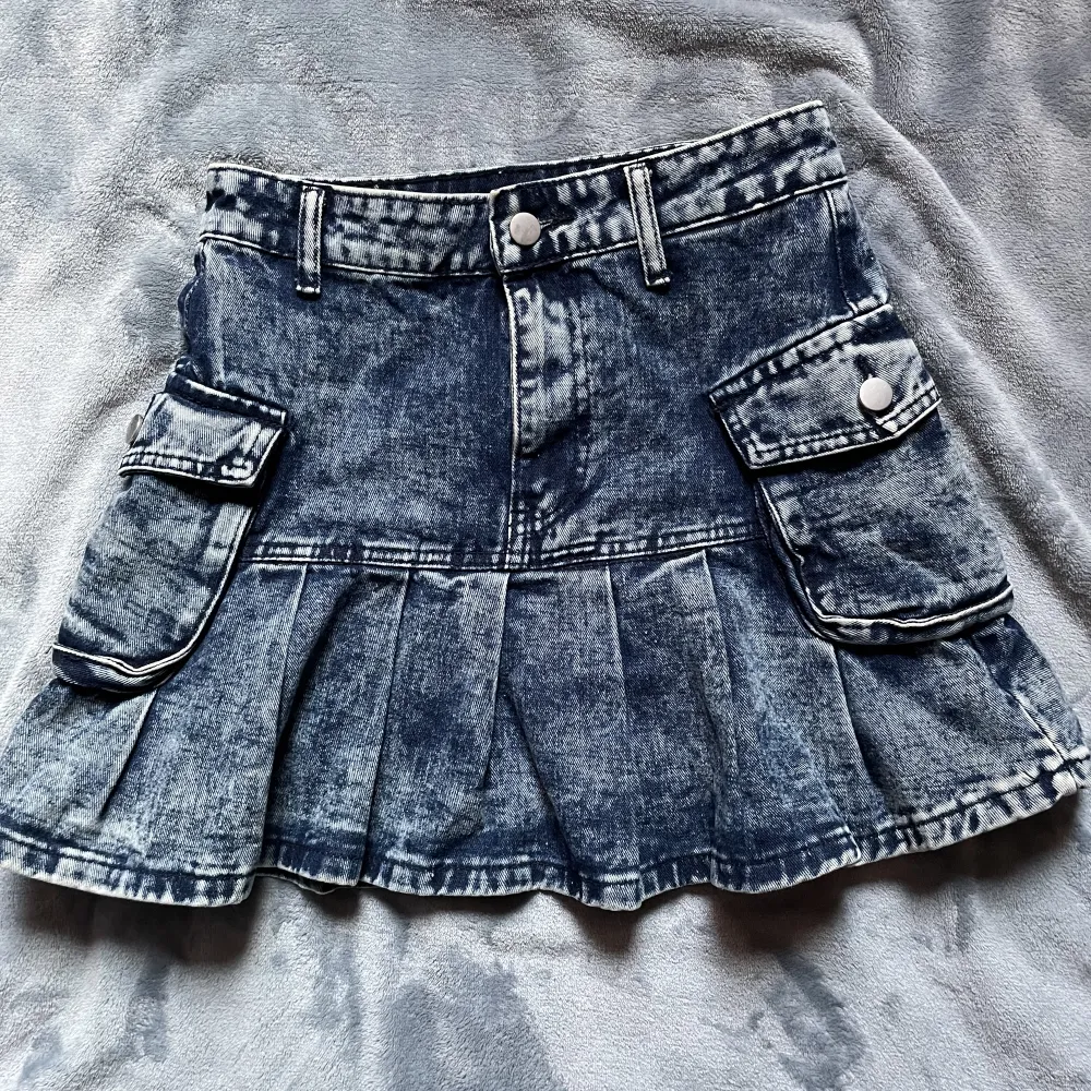 kort kjol i jeanstyg med fickor, i nyskick, köpt från shein originellt för 250kr, är storlek small men kan passa för en medium också!!. Kjolar.