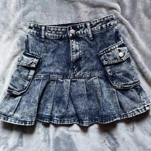 kort kjol i jeanstyg med fickor, i nyskick, köpt från shein originellt för 250kr, är storlek small men kan passa för en medium också!!