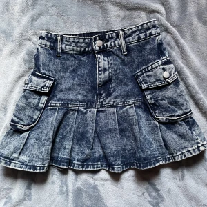 jeans kjol! - kort kjol i jeanstyg med fickor, i nyskick, köpt från shein originellt för 250kr, är storlek small men kan passa för en medium också!!
