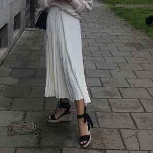 Kjol  - Vit kjol från Zara i jättebra kvalité, nypris 599🤍 säljer även skorna från other stories i äkta mocka, jättebra kvalité på dom också!!