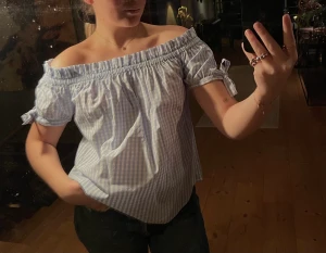 Sommartopp, storlek 36 - Så söt sommartopp från H&M (L.O.G.G) i storlek 36. Nyskick. Använt fåtal gånger. Perfekt tröja för en sommardag. Säljer för 80kr.