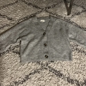 Kofta - Säljer denna superfina kofta ifrån H&M! Aldrig andvänd och inga defekter! Hör av dig om du är intresserad!💕🤗