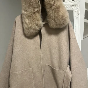 Begie kappa - En begiekappa från stockh LM i storlek One side och är i äkta päls. Jag har köpt kappan via facebook och enligt säljaren är kappan knappt använd. För fler frågor och bilder kom privat ❤️