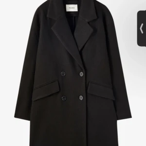 Kappa - Säljer min svarta kappa från Pull&bear som inte kommer till användning. Användt ett fåtal gånger förra året. Storlek xs men skulle säga att den är som en s. Köparen står för frakten! Hör av er för frågor 😊