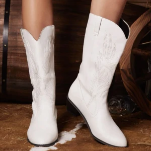 Boots - Säljer mina fina cowboy boots som inte längre kommer till användning. Använda fåtal gånger men finns någon defekt, kan skicka bilder vid fråga. Köparen står för frakten 🤍