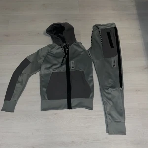 Nike air max tracksuit  - Hej säljer en väldigt fin nike air max tracksuit den är grå/grön storlek Xs båda byxor och kofta.  Den köptes för cirka 1,500kr mitt pris 1000kr. pris kan diskuteras 