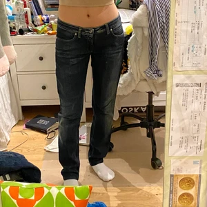 Acne Jeans - Lådmidjade jeans från Acne. Midjemått 37,5cm. Innerben 74cm.