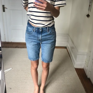 Shorts - W 29 true to size. Perfekt vintage skick. Skitsnygg färg, passar till allt! 