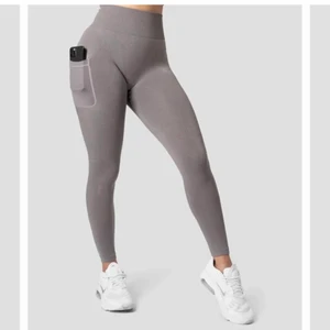 Träningsthigts - Träningsthights från ICIW  med ficka! Dom är i nyskick endast använda ca 3 gånger, säljer då dom tyvärr är för små för mig🤍