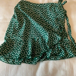 Grön omlottkjol  - Från shein. Säljer pga att den inte kommer till någon användning längre. Stl Xs men passar absolut S/M. Frakt går att diskutera 