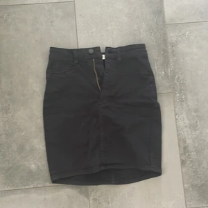 Jeanskjol från ginatricot - En svart jeanskjol från ginatricot i bra skick säljs nu för 50kr, kan ändras om du hör av dig. kjolen är perfekt nu för sommaren! Skriv vid intresse!💗 frakten är ungefärlig och kan sänkas eller höjas med några kronor! Står ej för postens slarv!💗