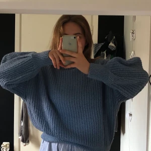 Stickad tröja - Jättefin blå stickad tröja från Monki. Säljer då den inte kommer till användning, nästan helt oanvänd. Den är i storlek xs, men är av lite större modell. Säljer för 150 kr + frakt som betalas av köparen💙💙  Hör gärna av dig om du har några frågor!☺️