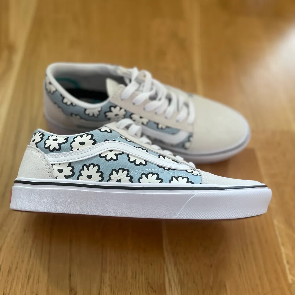 Helt nya jätte fina Vans i storlek 38. Har endast provat de inomhus en gång. Dessa har comfy cush så de är extra bekväma.  Finns i Mölndal men kan tas med till Kungsbacka.  Kan skickas med köparen står för frakt. . Skor.