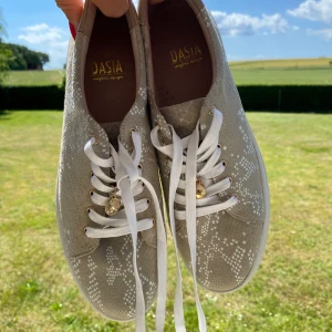 Splitternya skor från Dasia! - Endast använda en gång, därav inga defekter vad jag kan finna. Vita och rena sneakers med snake print som passar lika bra till vardags som till fest. Riktigt sköna också! Säljer då de inte riktigt är min stil längre. Strl 40. Köptes för 1299 kr.