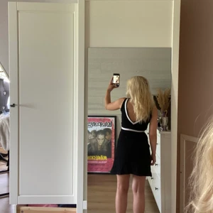 InWear klänning Storlek 34  - Svart klänning med vita band och v-ringning i fram och i ryggen. 