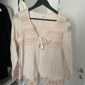 Odd Molly Blus - Odd Molly blus i beige färg med ljusrosa drag, Strl 0 (S), Bra skick