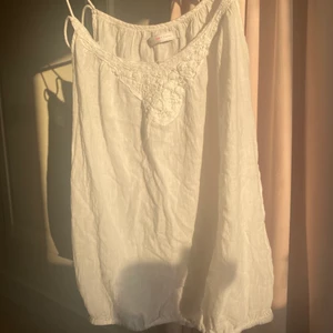 Vitt linne  - Vitt linne i storlek S. Linnet har inga skador. Kontakta mig vid köp💕