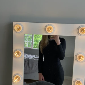 Svart ribbad tajt klänning - Den här klänningen är tajt och ganska stretchig, den är köpt för länge sen men den är knappt använd så den är fortfarande i bra skick, den passar någon som har storlek xxs/xs. Den är köpt på KidsBrandStore och pris kan diskuteras❤️