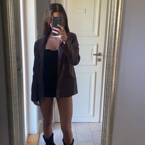 Läder jacka - ANVÄND INTE KÖP DIREKT KNAPPEN! Jättesnygg röd/ brun kavaj/jacka i läder-aktigt material från missguided. Sitter jättefint i passformen. Aldrig använd. Köparen står för frakt💗