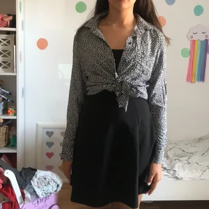 Knytblus Daisy  - Hm stl 36 marinblå med fina små vita blommor, sval bomull   Så söt men dottern har ingen stil ny oanvänd