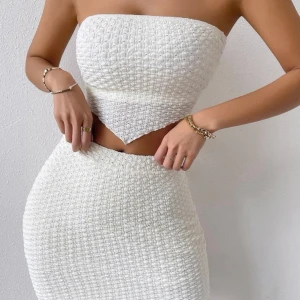 Somrigt sett - Ett vitt somrigt sett i ett virkat mönster, så fint men jag är väldigt känslig för kjolar som sitter tajt och det gjorde denna. Jag är en S/M men detta är i M men skulle passa S. Tycker settet är så otroligt fint💕🌸