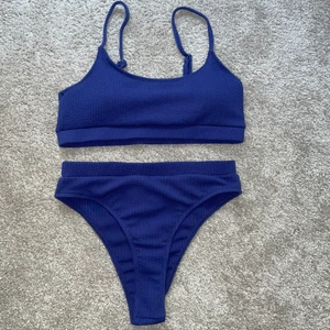 Blå bikini (strl M) - Jättefin bikini som är något högmidjad. Jag köpte den här på Plick men den passade tyvärr inte så försöker sälja den vidare. 