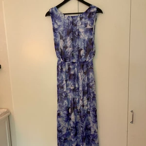 Klänning  - Blå långklänning från Bikbok. Använd men i väldigt fint skick.  Du som köpare står för frakten 