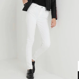 Levi’s high rise skinny jeans - Levi’s 721 high rise skinny jeans, storlek 29!! Tecken på användning går att se på insidan vid etiketten, annars finns inga övriga tecken på slit :-) nypris 900kr