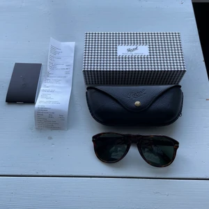 Solglasögon Persol - Persols klassiska modell i brun, nyskick.  Nypris 2000kr