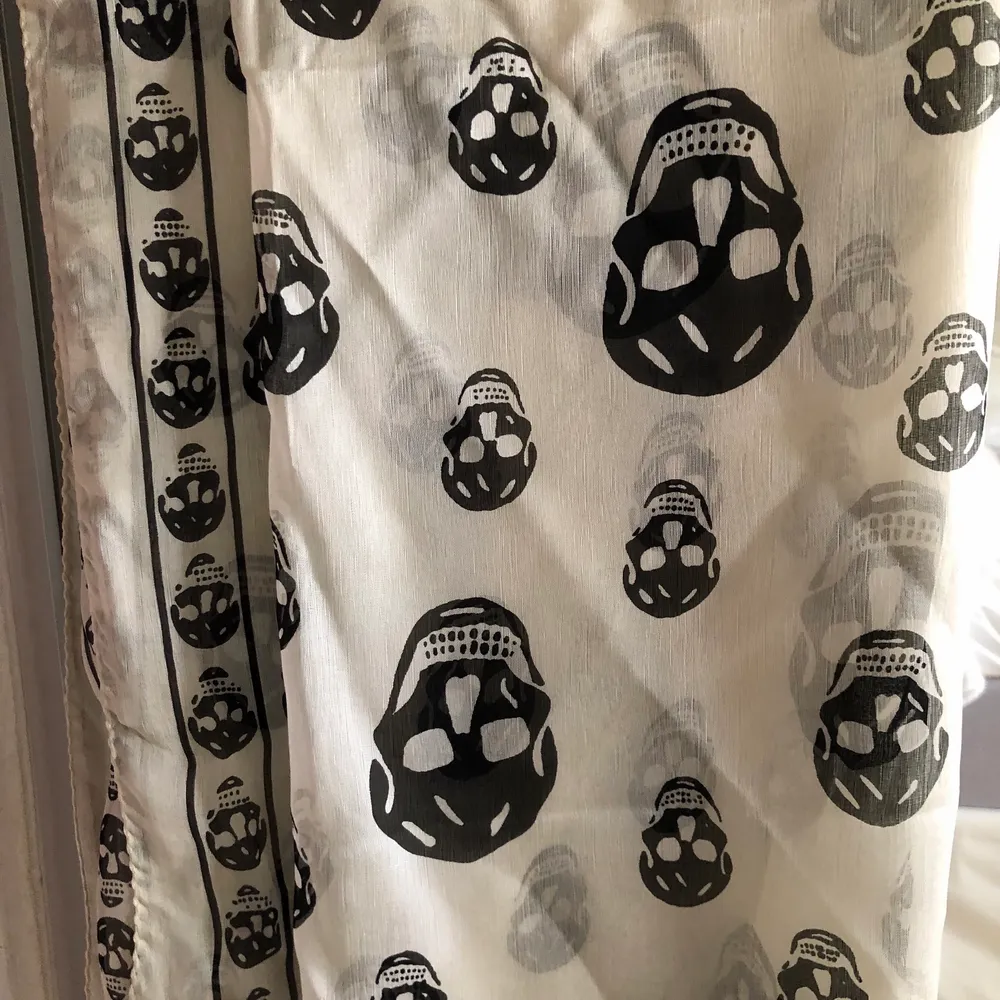 Skull scarf ifrån Alexander McQueen. Helt oanvänd och i fint skick bara provad.  100 % siden. Nypris ca 2700kr . Accessoarer.