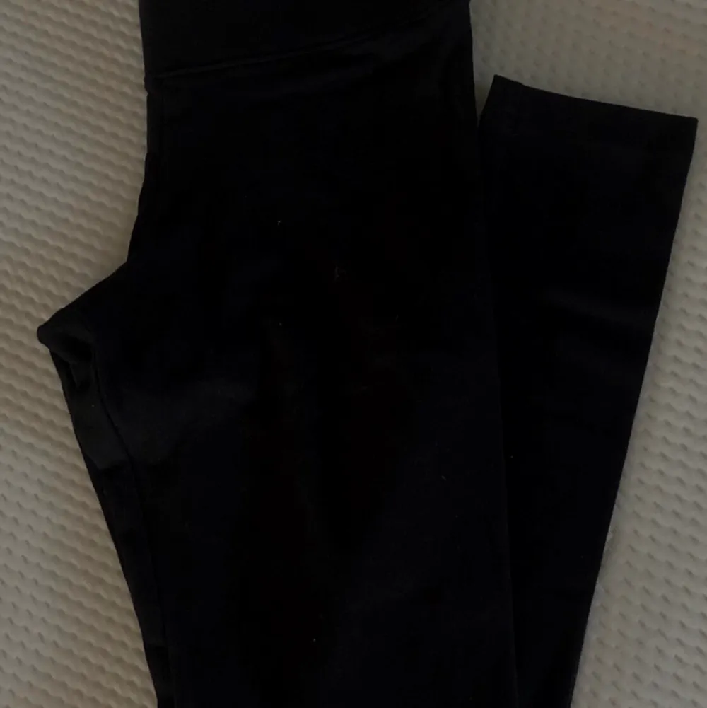 Svarta leggins i nyskick 🤍. Jeans & Byxor.