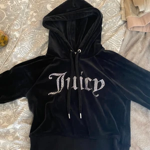 juicy couture  - Svart storlek S jag använde den förut men inte använt den på månader därför jag säljer den,fint skick inga fläckar,hål,diamanter som saknas :) ( skriv om du vill gå ner i pris) kan sälja för 250