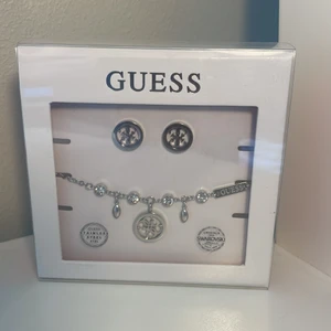 Guess örhängen & armband med kristaller  - Jättefint helt nytt silvrigt set i rostfritt stål med kristaller, oöppnad förpackning. Nypris är 749 kr. Kan mötas upp i Stockholm 🌸