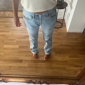 Vintage levisjeans - Ljusblå vintage levisjeans 501. W 32 L 32 Raka och långa. Jag är 168 cm lång! Storlek 36/38. Använda en del men ser så gott som nya ut, inget som är trasigt! Köpta för 700kr