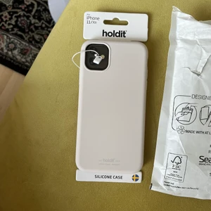 Holdit  - Helt oanvänd & oöppnad Holdit silikonskal, i färgen ”Coconut Milk”. Säljer pga köpte fel storlek. Gratis frakt!🤍 (om ej spårbart önskas). 🌿