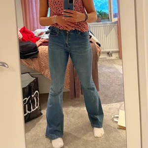 Blå bootcut jeans från SALT  - Säljer mina bootcut jeans från SALT i storlek L och längd 32/34, super sköna och stretchiga, lite lågmidjade, använd några gånger för något år sen men det finns inga skador eller liknande så fint skick på dom, kanske kan behövas fler bilder så hör av dej 💗😊😊