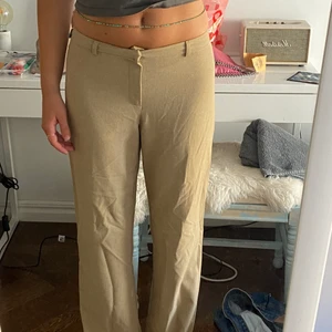 Lågmidjade beige kostym byxor - Snygga vintage kostymbyxor. Passar mig perfekt som är 175 och bär storlek S/34. Kommer inte till användning. Köp för 300 kr + 66 kr frakt. 