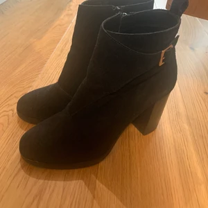 Cole haan storlek 39 - Säljer mina cole haans i storlek 39. Knappt använda. Materialet är mocka