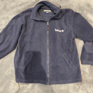 Timberland fleece  - Fleece tröja från timberland. Har ingen form av defekter men det blev lite dåligt ljus i bilden vilket gör att den ser smutsig ut vilket den inte är, kan skicka mer bilder ifall det skulle behövas. Är i storlek M men funkar på andra storlekar.