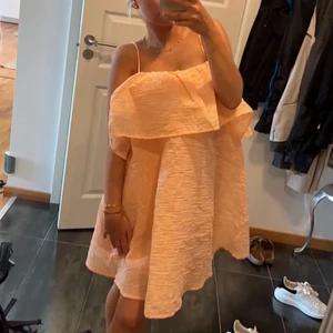 SÖKER - Söker den här här klänningen från hm💗💗hör gärna av dig om du kan tänka dig att sälja en 💗LÅNAD BILD!!