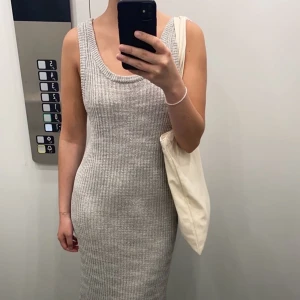 Stickad klänning  - Jättefin stickad klänning från Carin Wester som tyvärr inte kommer till användning. Är i storlek m men känns som en S. Vid fler bilder skriv!!