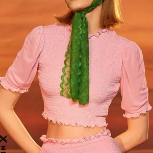 Topp - En jättefin söt topp från Shein. Aldrig använd då den tyvärr var alldeles för kort för mig. (Jag är 182cm) Den ligger kvar i påsen. Materialet känns superbra och den är så gullig!