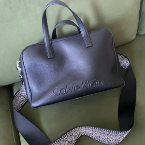 Calvin Klein väska i skinn  - Bra skick, ytterst lite slitage. Axelbandet är avtagbart. 