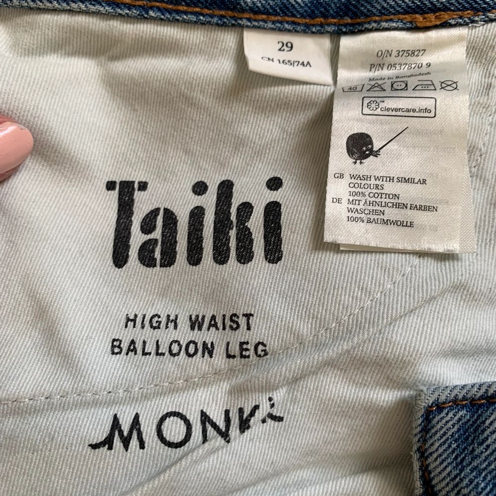Blå jeans från monki, modell ”taiki”, storlek 29!! Passar perfekt på mig som brukar ha storlek 38-40 på jeans :-) väldigt korta i längden på mig som är 180 cm lång 🥰 lånade bilder. Jeans & Byxor.