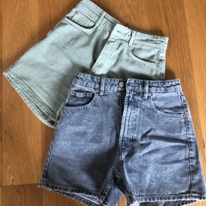 Jeansshorts - Jeansshorts ifrån Zara i storlek 36!! Så snygga nu till sommaren att matcha med en snygg topp💓 Ett par jeansshorts för 150kr och båda för 250kr 💗