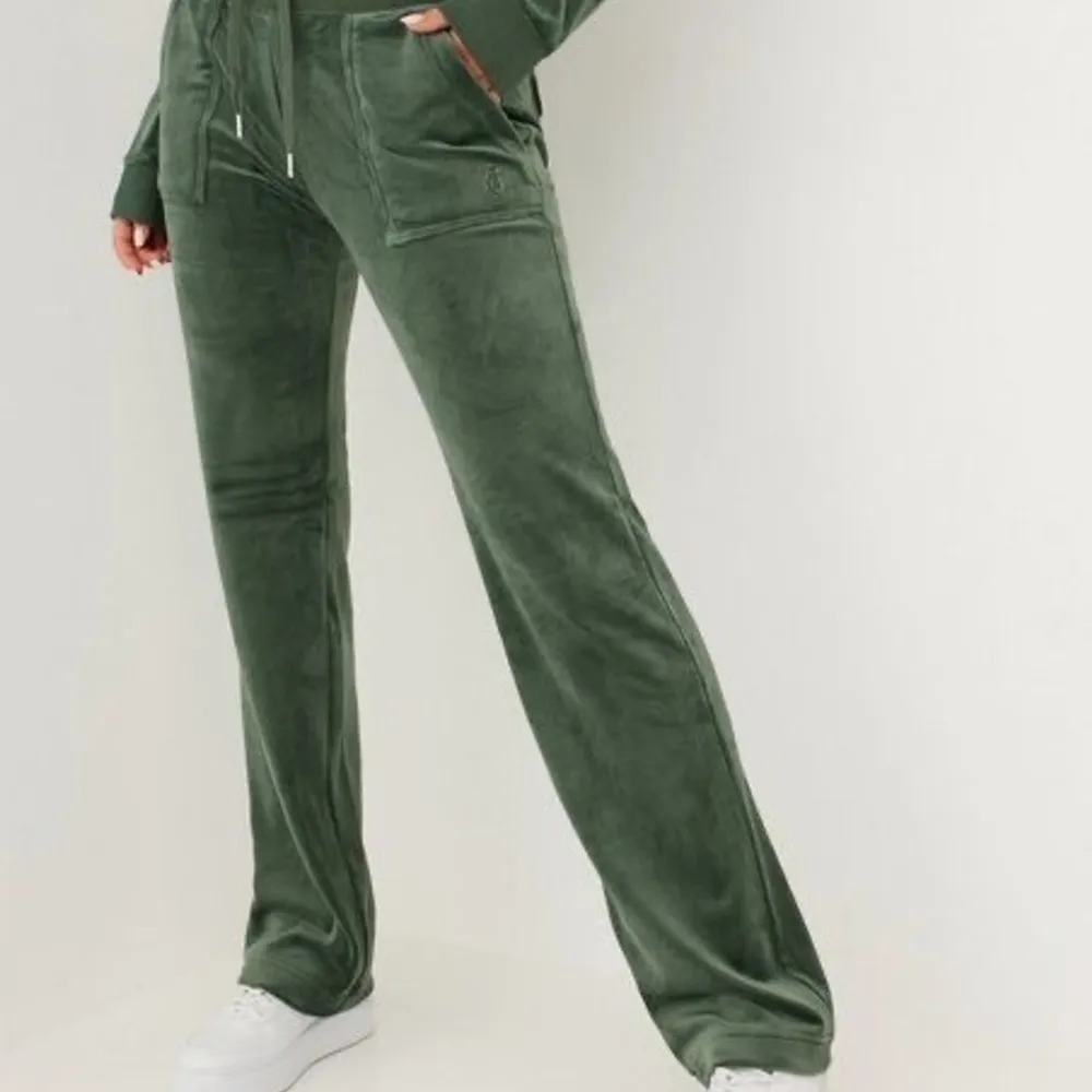 säljer mina juicy couture byxor i färgen mörk grön! Som är helt slutsålda. Nästan helt nya och använda fåtal gånger💗. Jeans & Byxor.