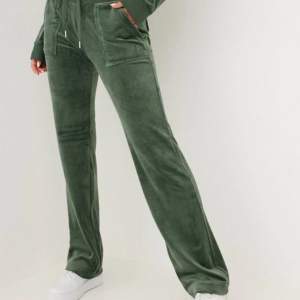 säljer mina juicy couture byxor i färgen mörk grön! Som är helt slutsålda. Nästan helt nya och använda fåtal gånger💗